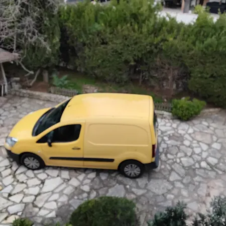 Grande Lumineuse Avec Cuisine,sdb Et Acces A Un Jolie Jardin *