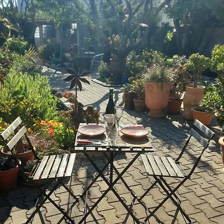 Grande Lumineuse Avec Cuisine,sdb Et Acces A Un Jolie Jardin Apartmán