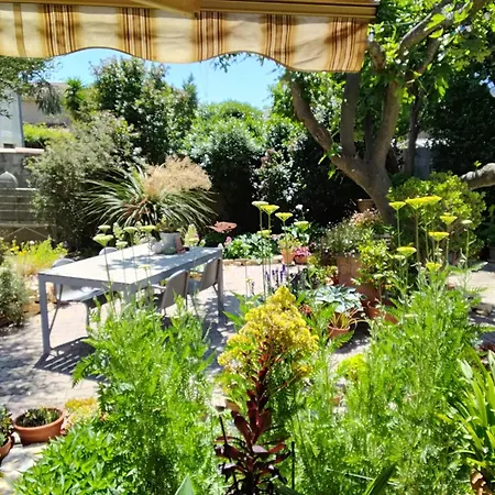 Grande Lumineuse Avec Cuisine,sdb Et Acces A Un Jolie Jardin Lejlighed *